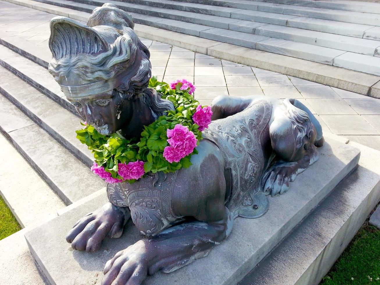 New York City, NY, 2020 - Statue mit Blumen darauf foto