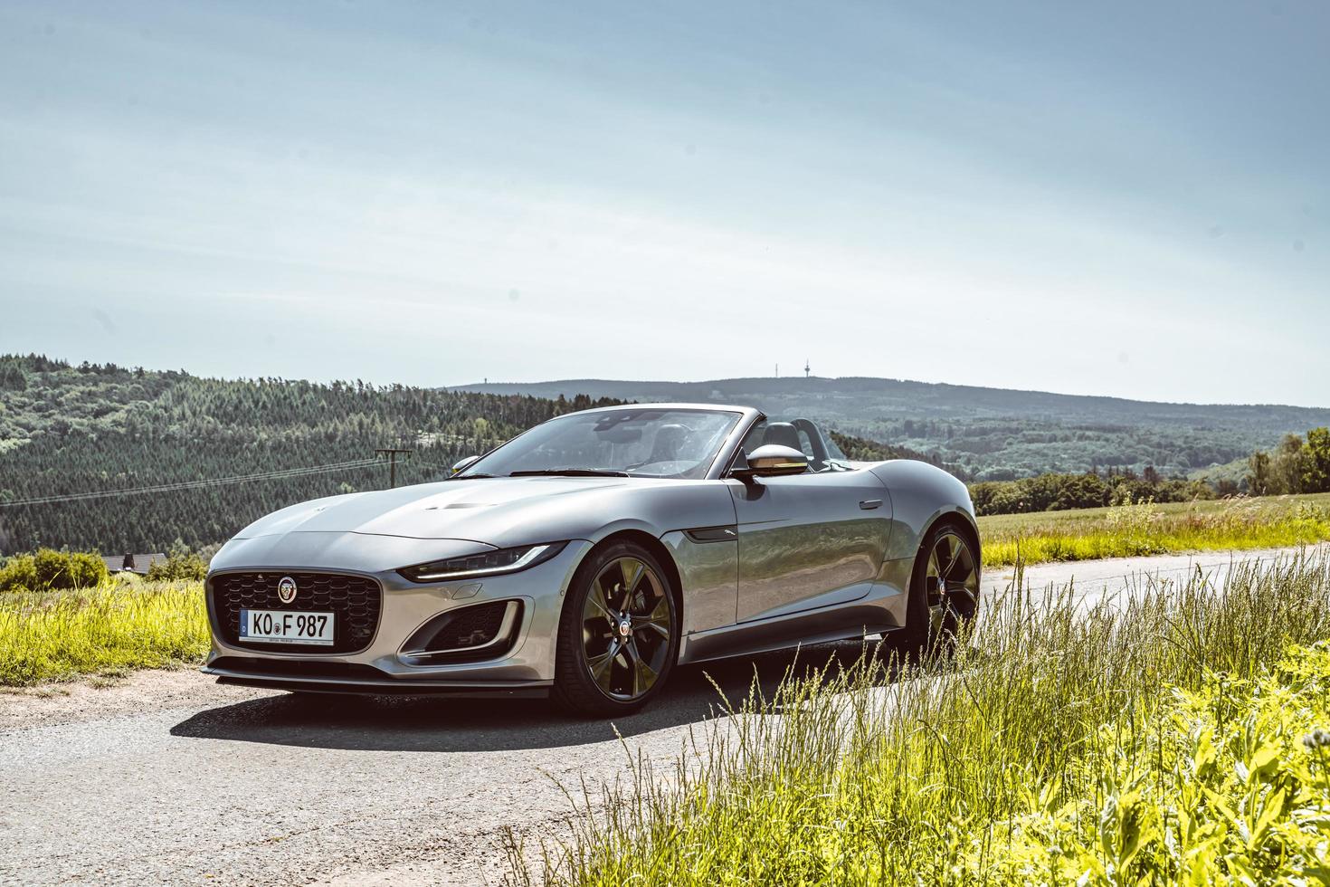 Mallorca, Spanien, 2020 - Schwarzes Mercedes Benz Coupé auf dem Land foto