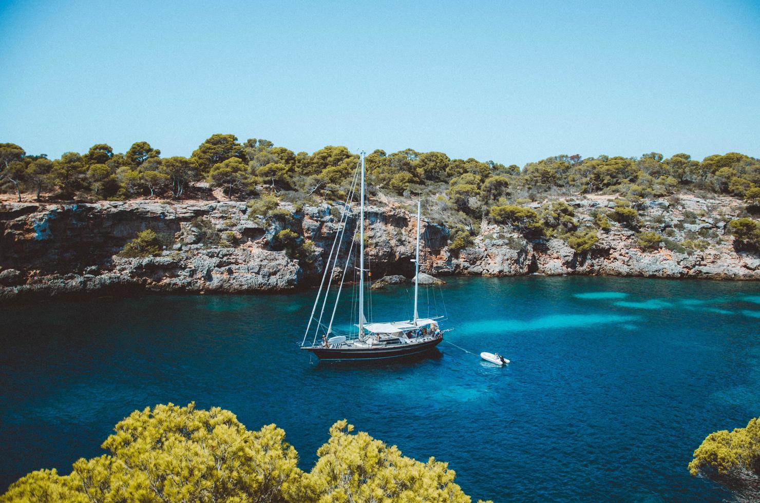 Mallorca, Spanien, 2020 - Segelboot mitten im Meer foto
