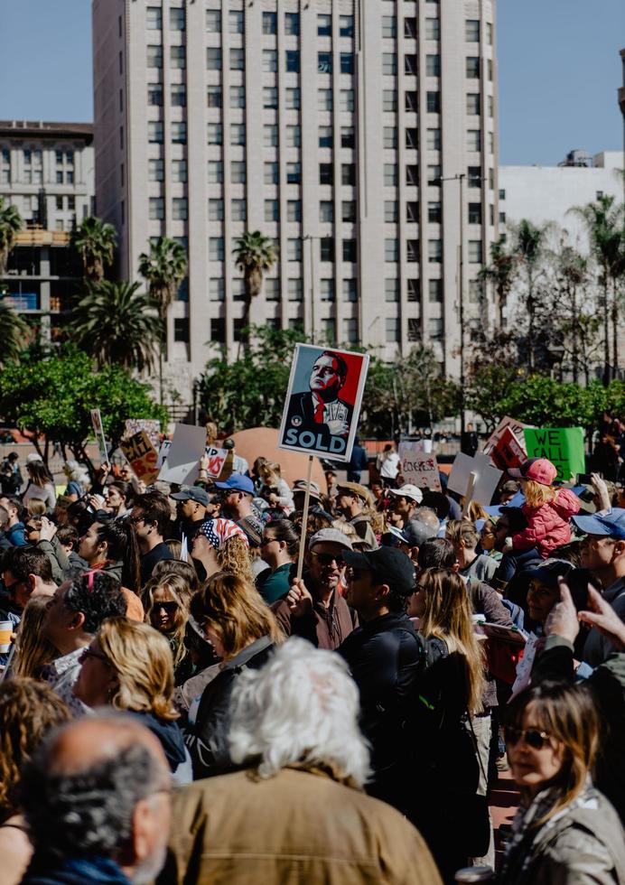 Los Angeles, ca. 2020 - Gruppe von Menschen in der Nähe von Stadtgebäuden foto