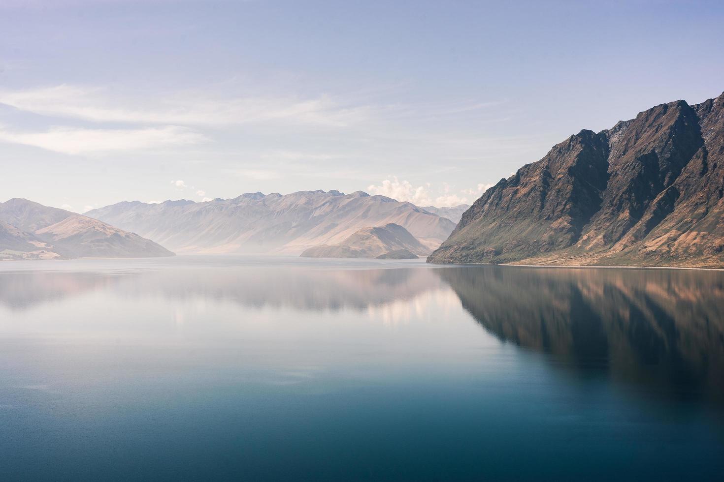 stilles Wasser in der Nähe von Bergen foto