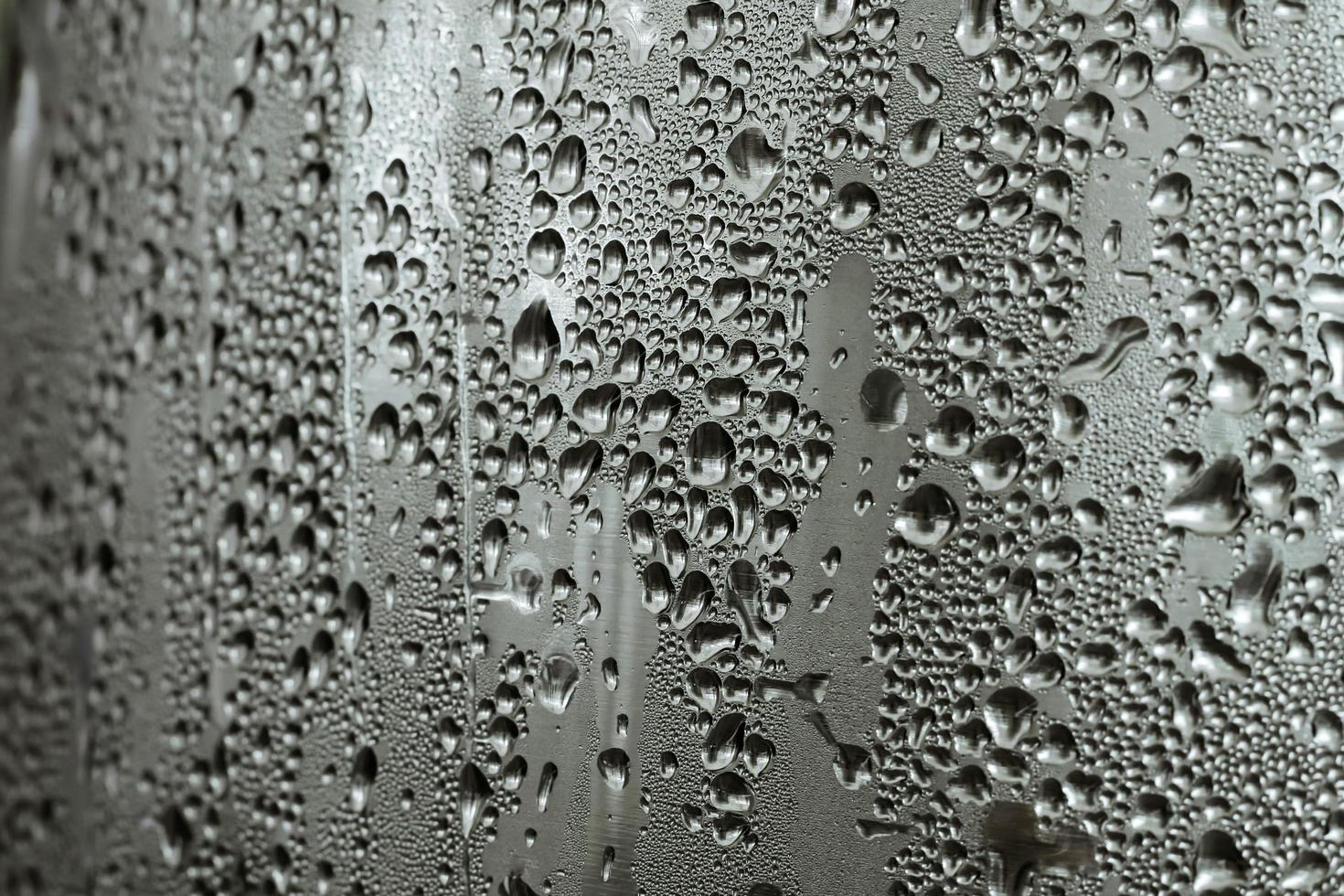 Regentropfen an einem Fenster foto
