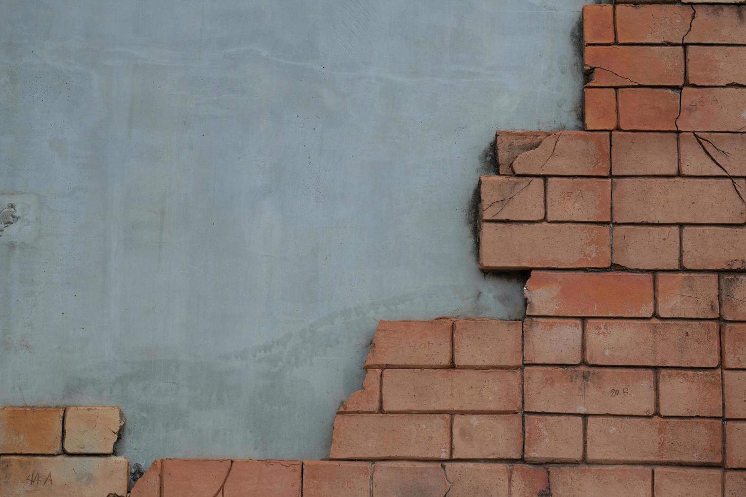 abgenutzte Ziegel- und Betonmauer foto