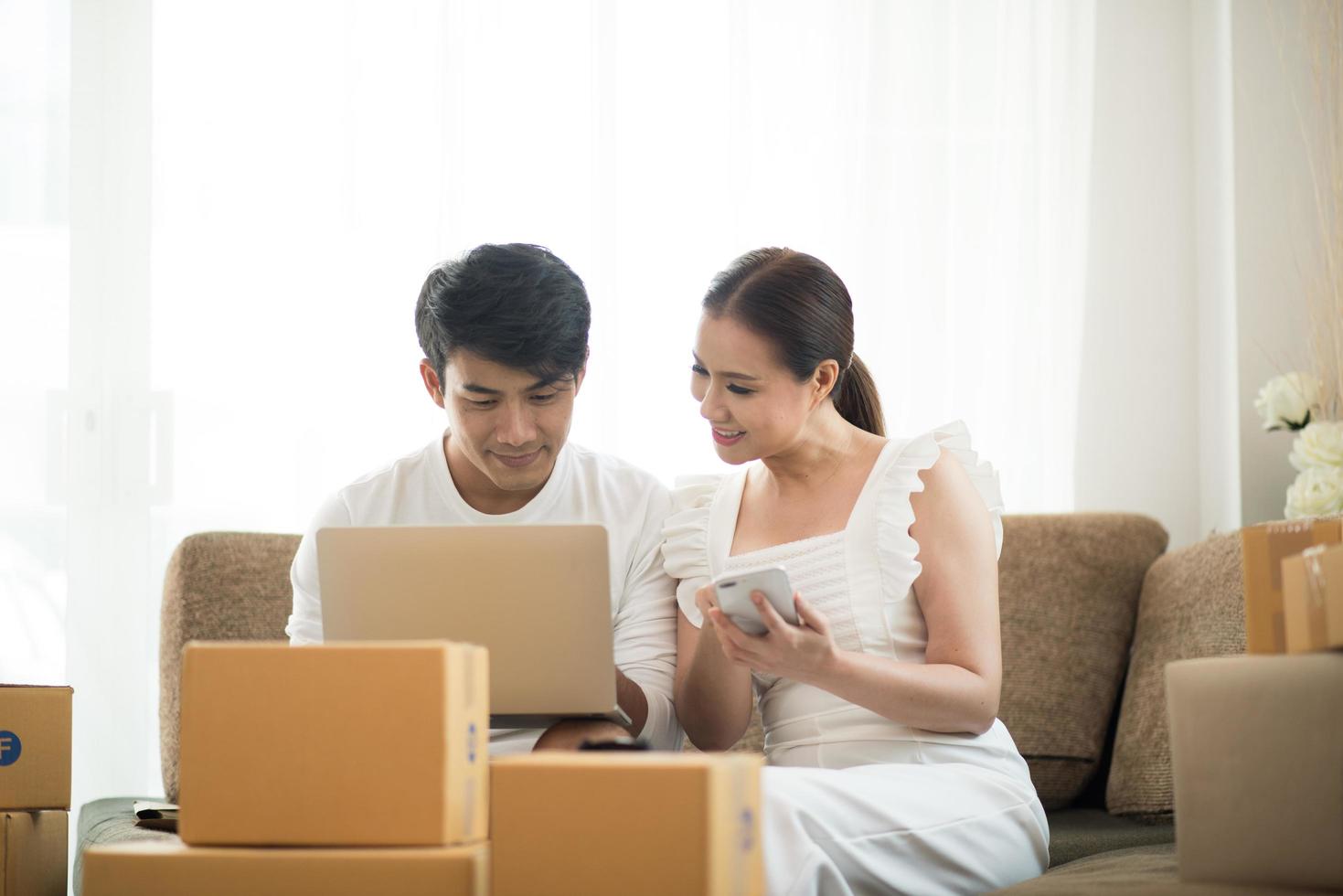 glückliches Paar zu Hause Büro mit Online-Geschäft foto