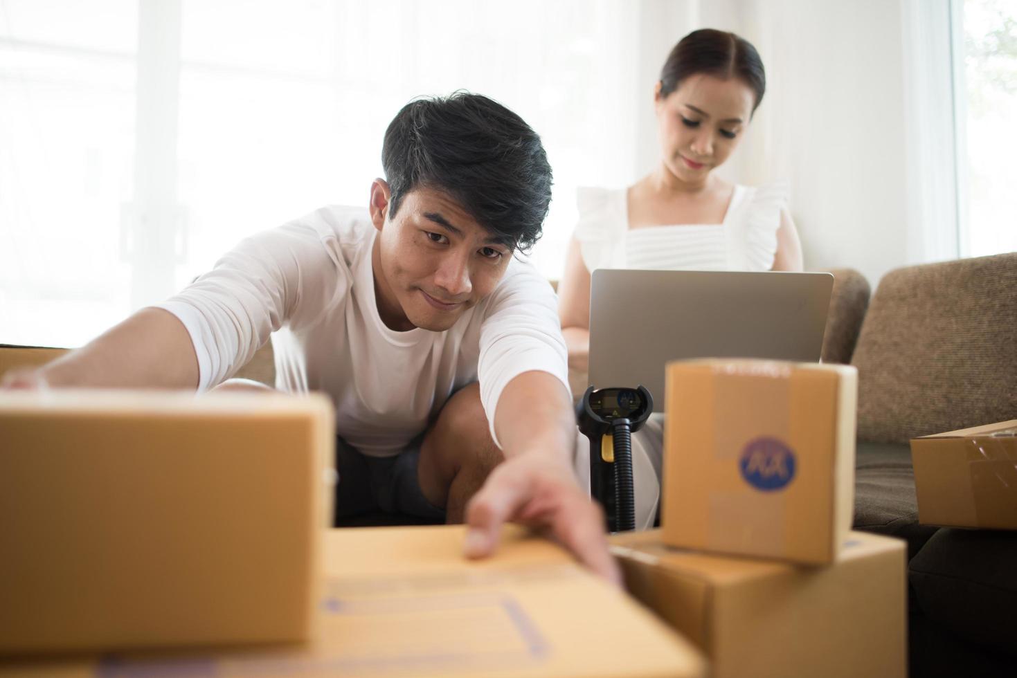 glückliches Paar zu Hause Büro mit Online-Geschäft foto