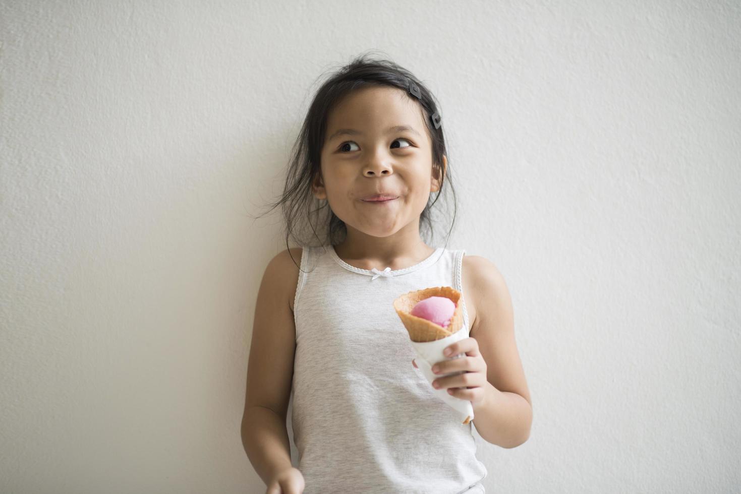 Porträt eines kleinen Mädchens, das Eis isst foto