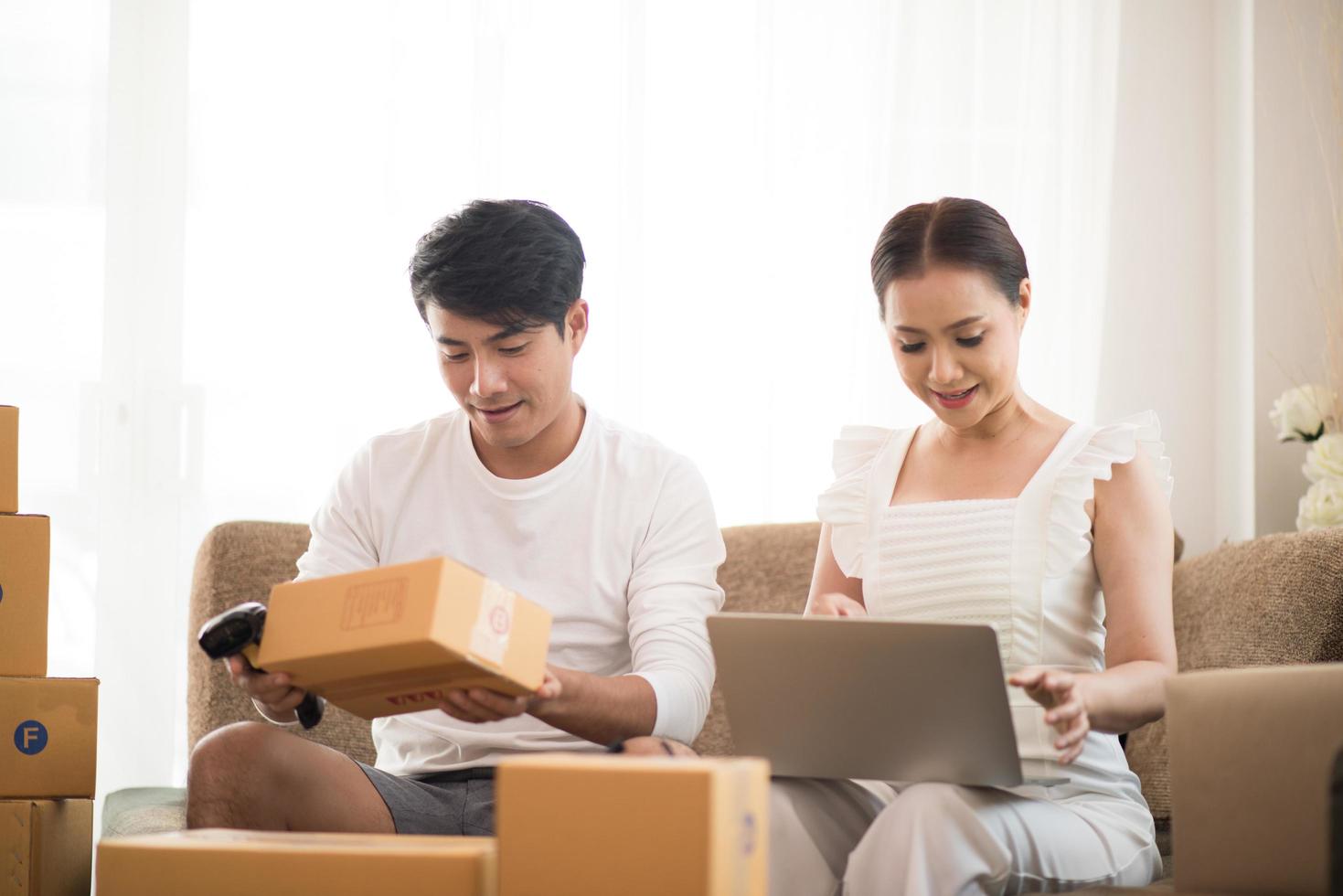 glückliches Paar zu Hause Büro mit Online-Geschäft foto