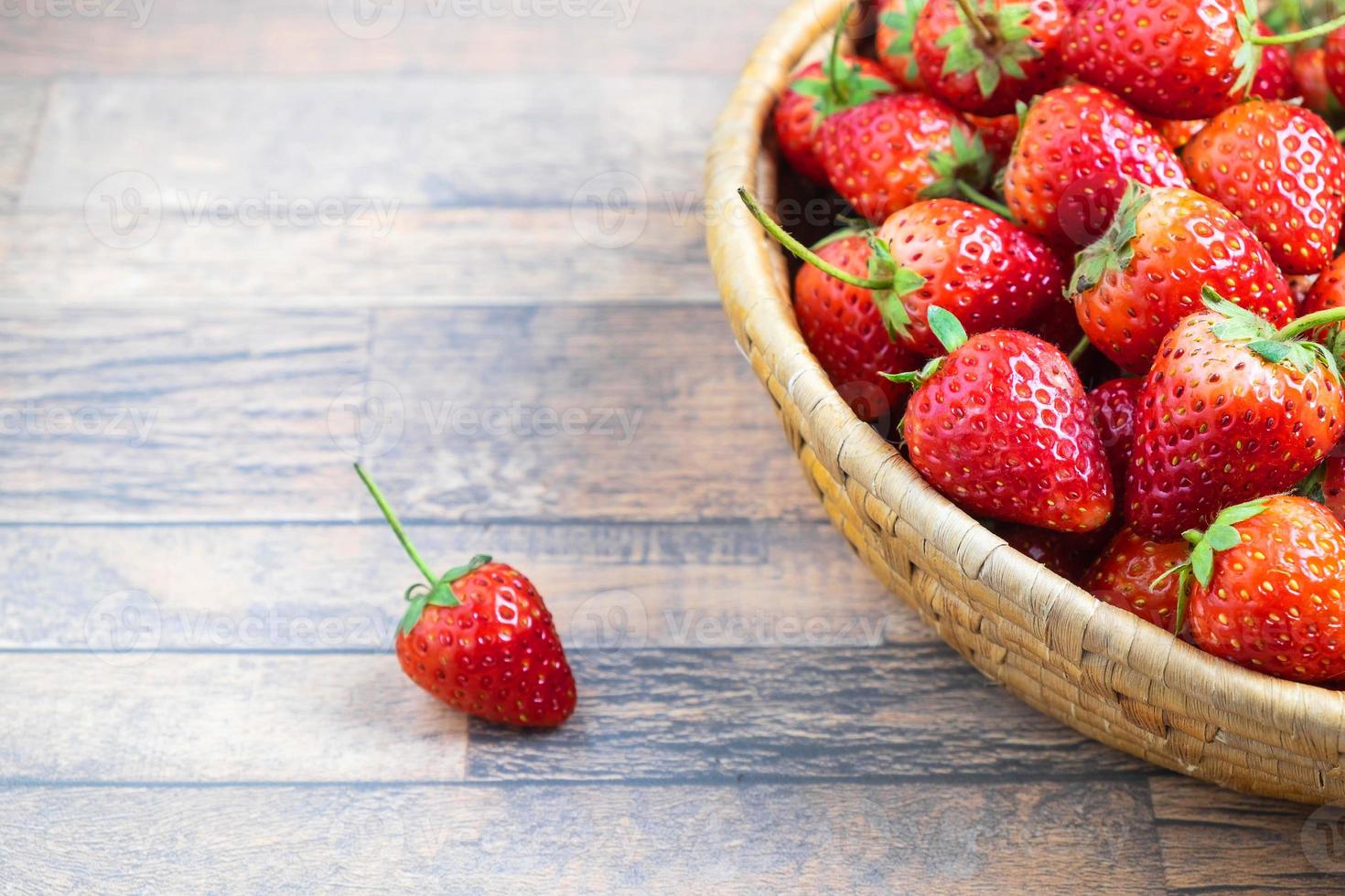 Schüssel Erdbeeren auf einem Tisch foto