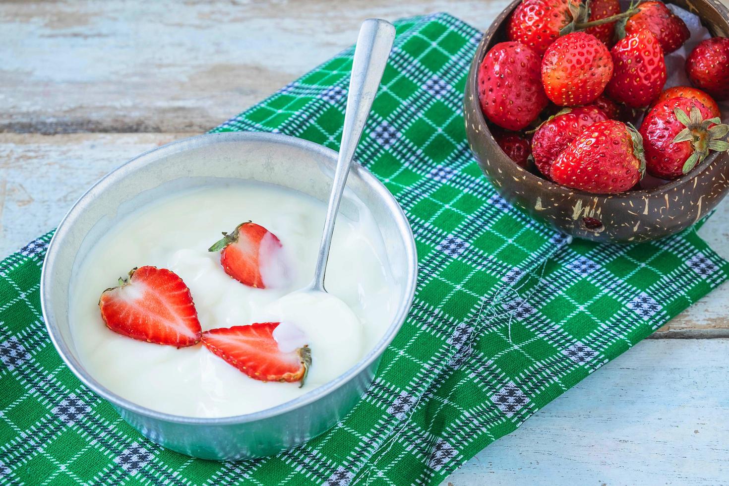 Schüssel Joghurt und Obst foto