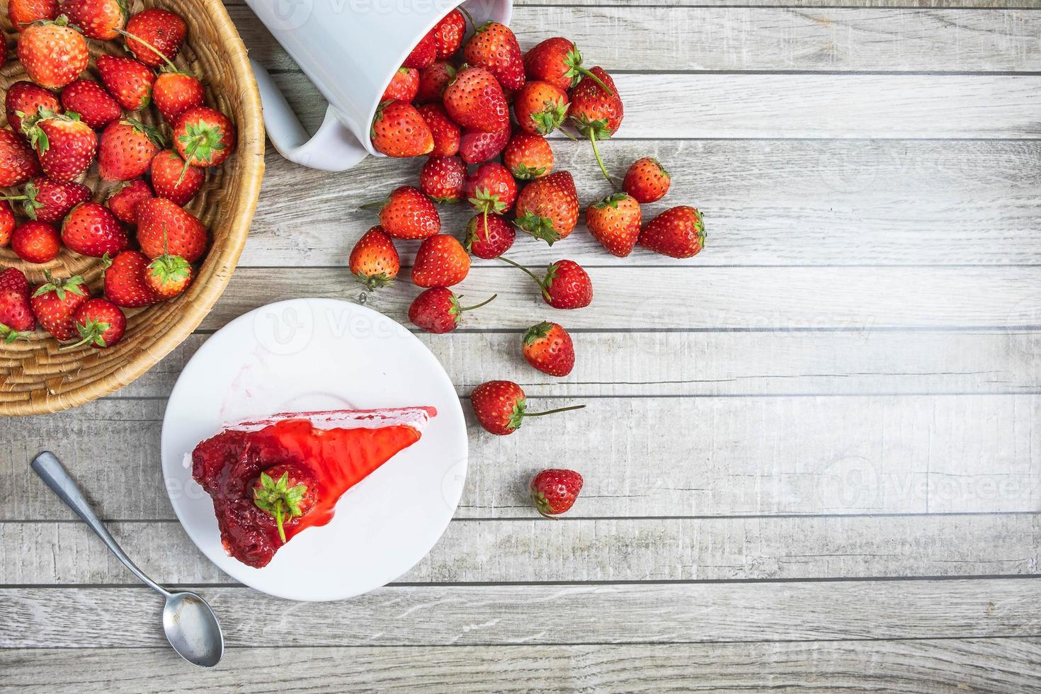 Draufsicht auf einen Kuchen und Erdbeeren foto