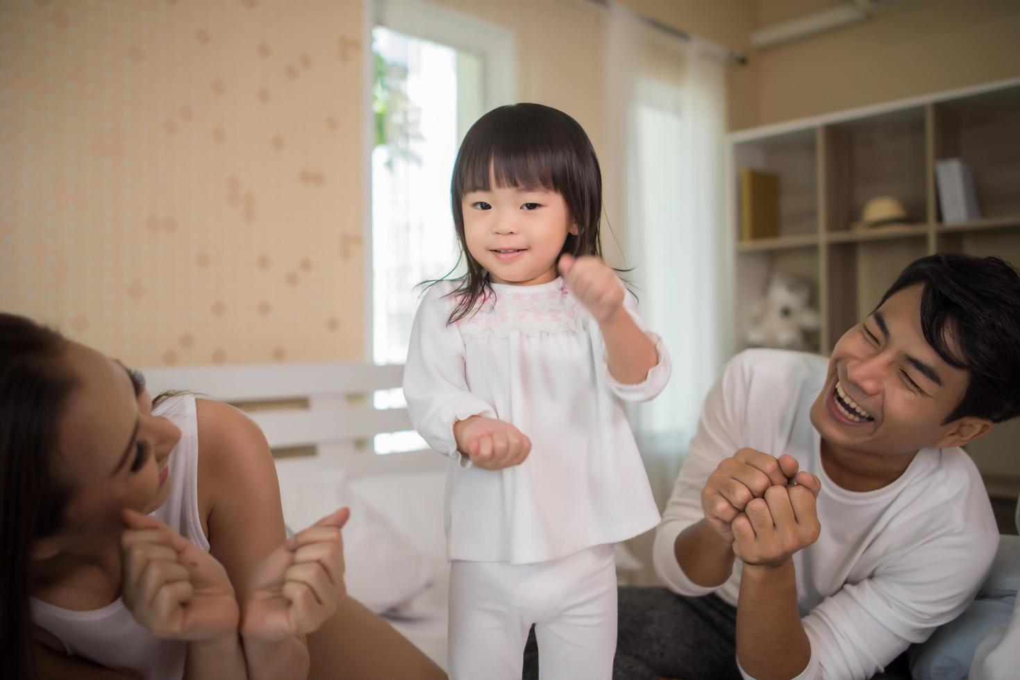 glückliches Kind mit spielenden Eltern foto