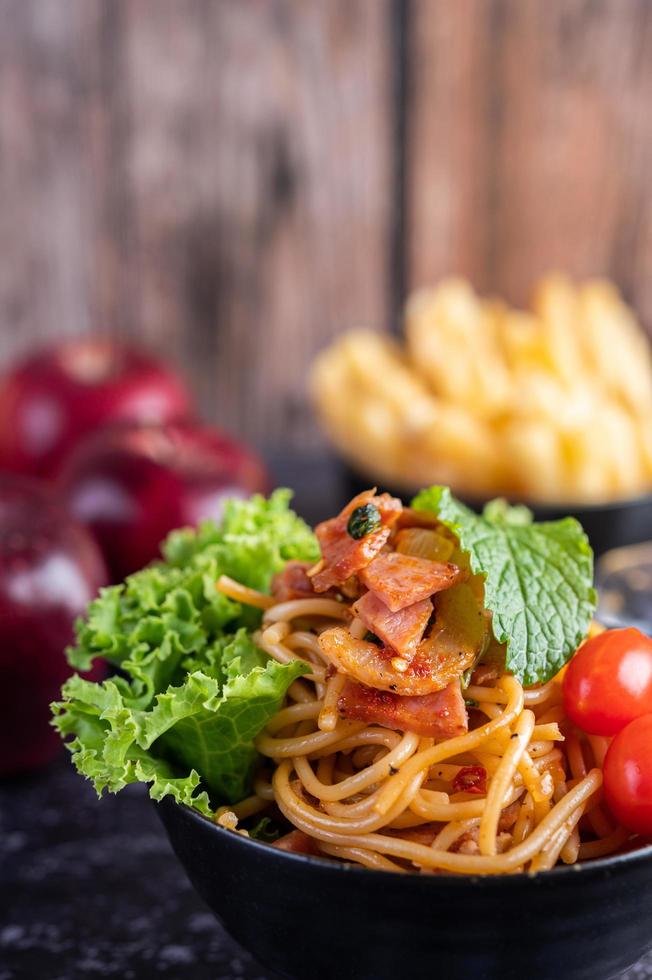 Spaghetti mit Tomaten und Salat foto