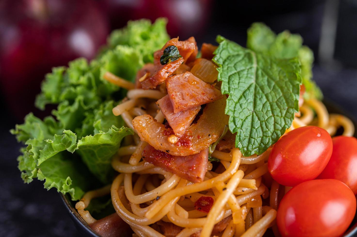 Spaghetti mit Tomaten und Salat foto