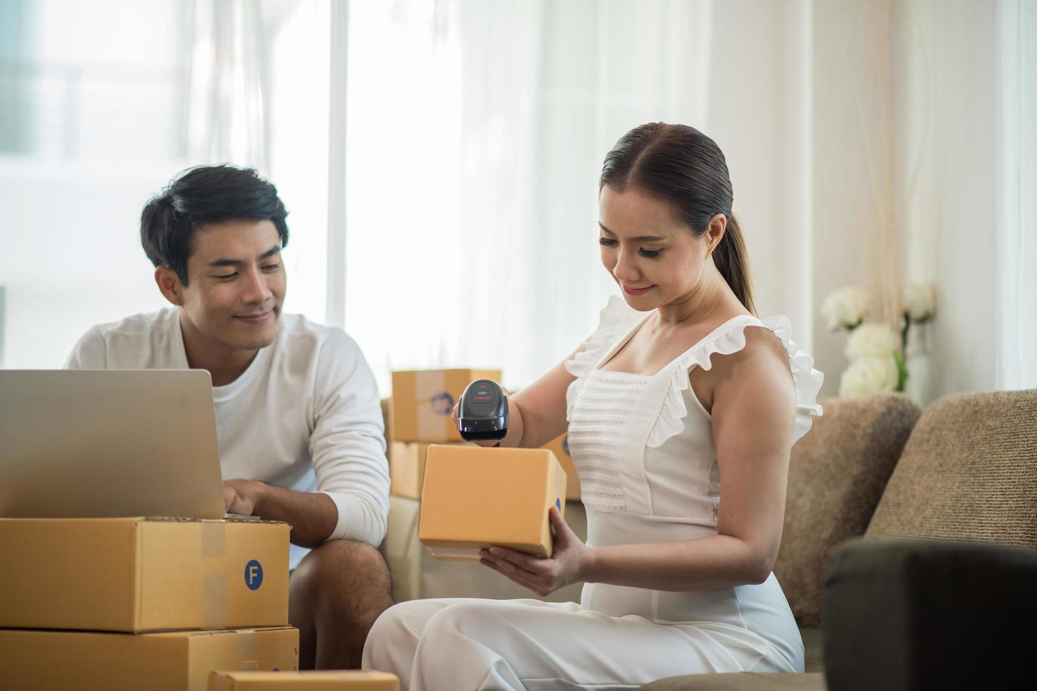 glückliches Paar zu Hause Büro mit Online-Geschäft foto