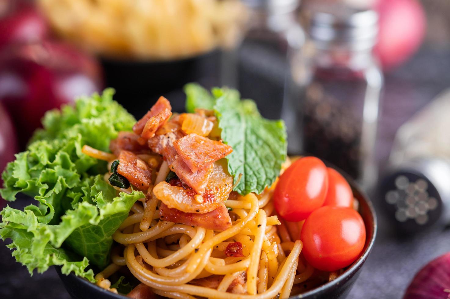 Spaghetti mit Tomaten und Salat foto