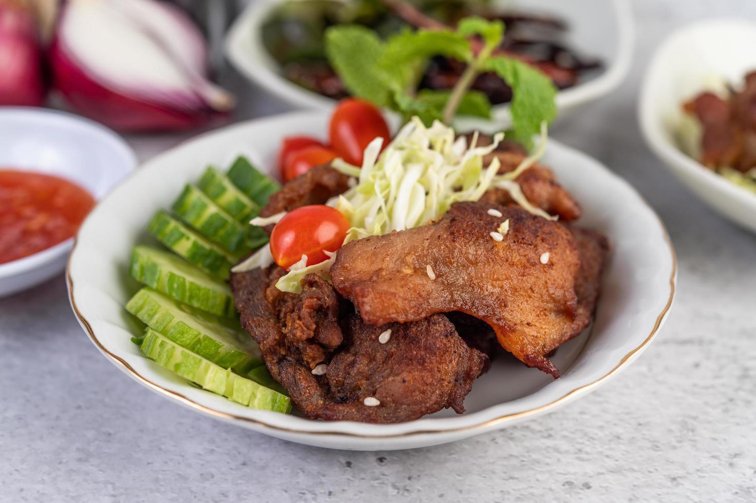 gebratener Schweinefleischsalat foto