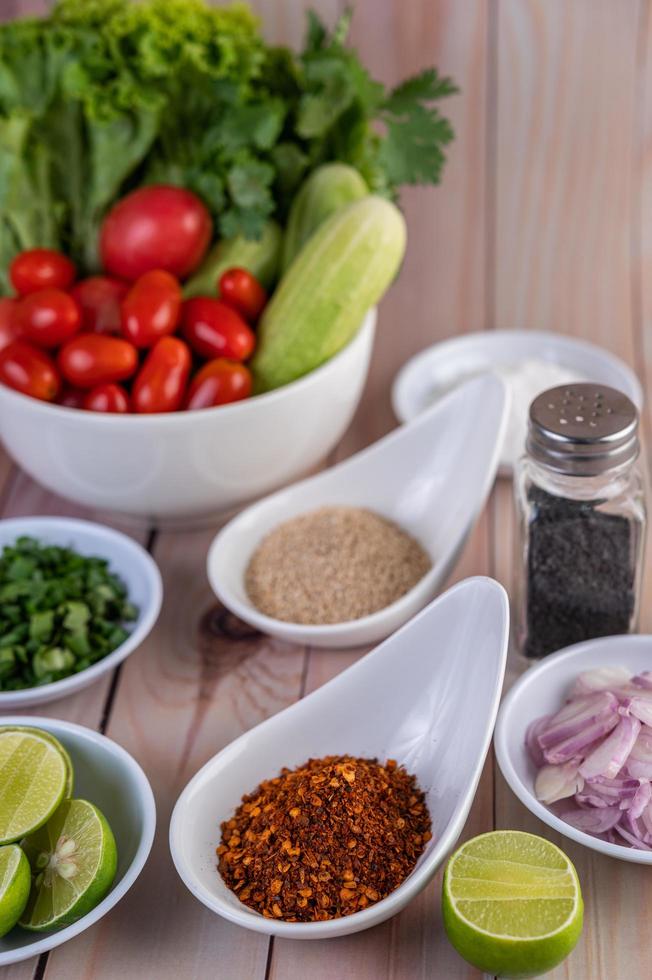 gekochte Hühnchenstücke mit Gemüse und Gewürzen auf einem Holztisch foto