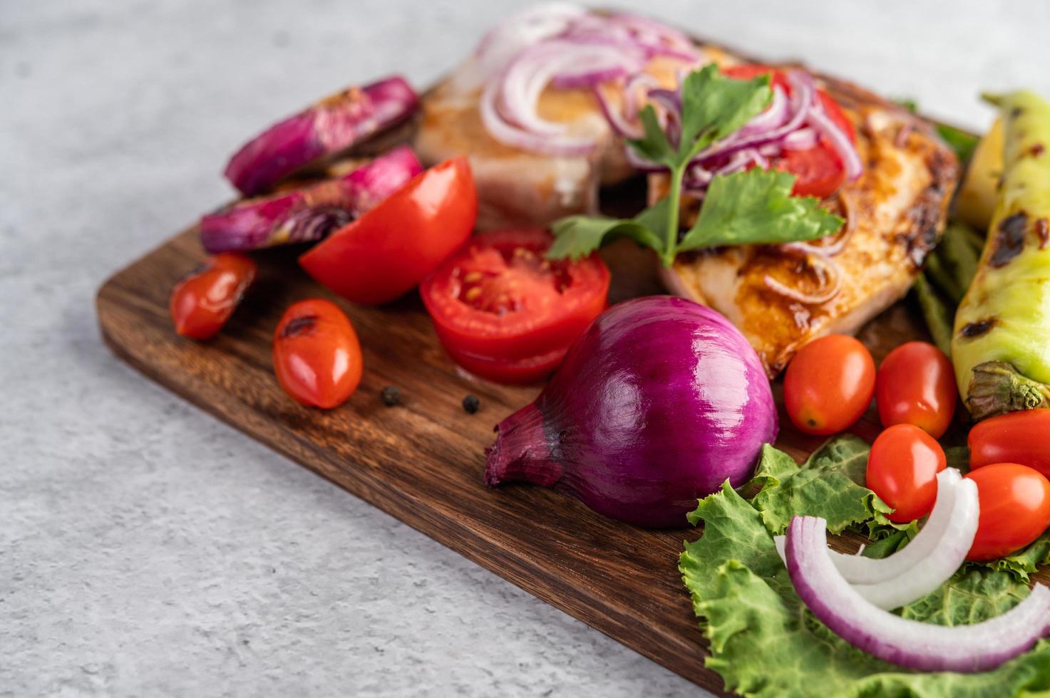 Hühnchensteak mit geröstetem Gemüse foto