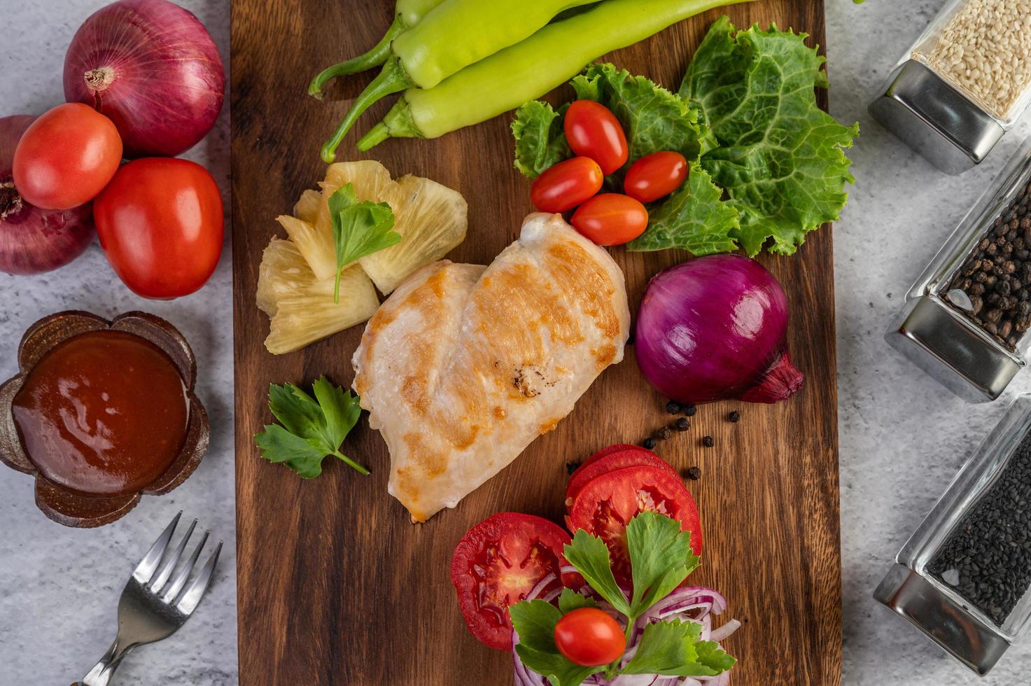 Hühnchensteak mit verschiedenem Gemüse foto