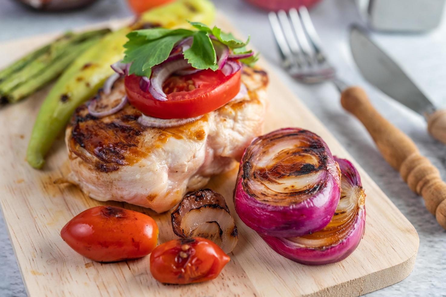 gegrilltes Hähnchen und Gemüse foto