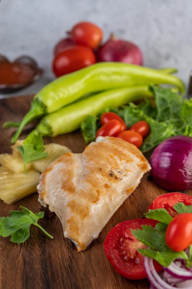 Hühnchensteak mit verschiedenem Gemüse foto