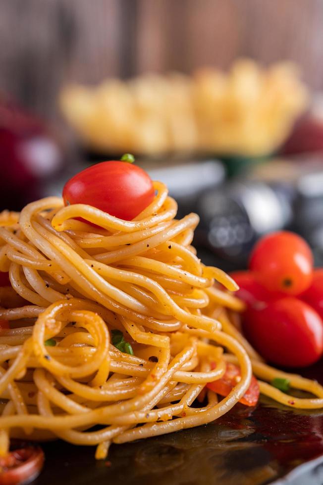 Spaghetti mit Tomaten und Salat foto