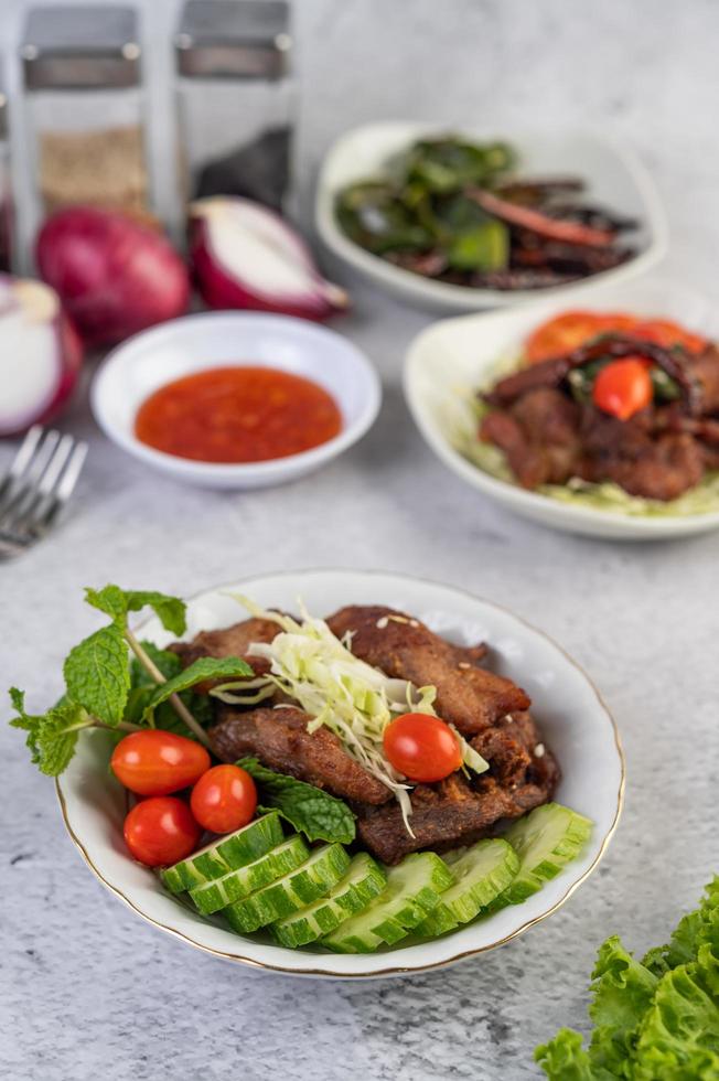 gebratener Schweinefleischsalat foto