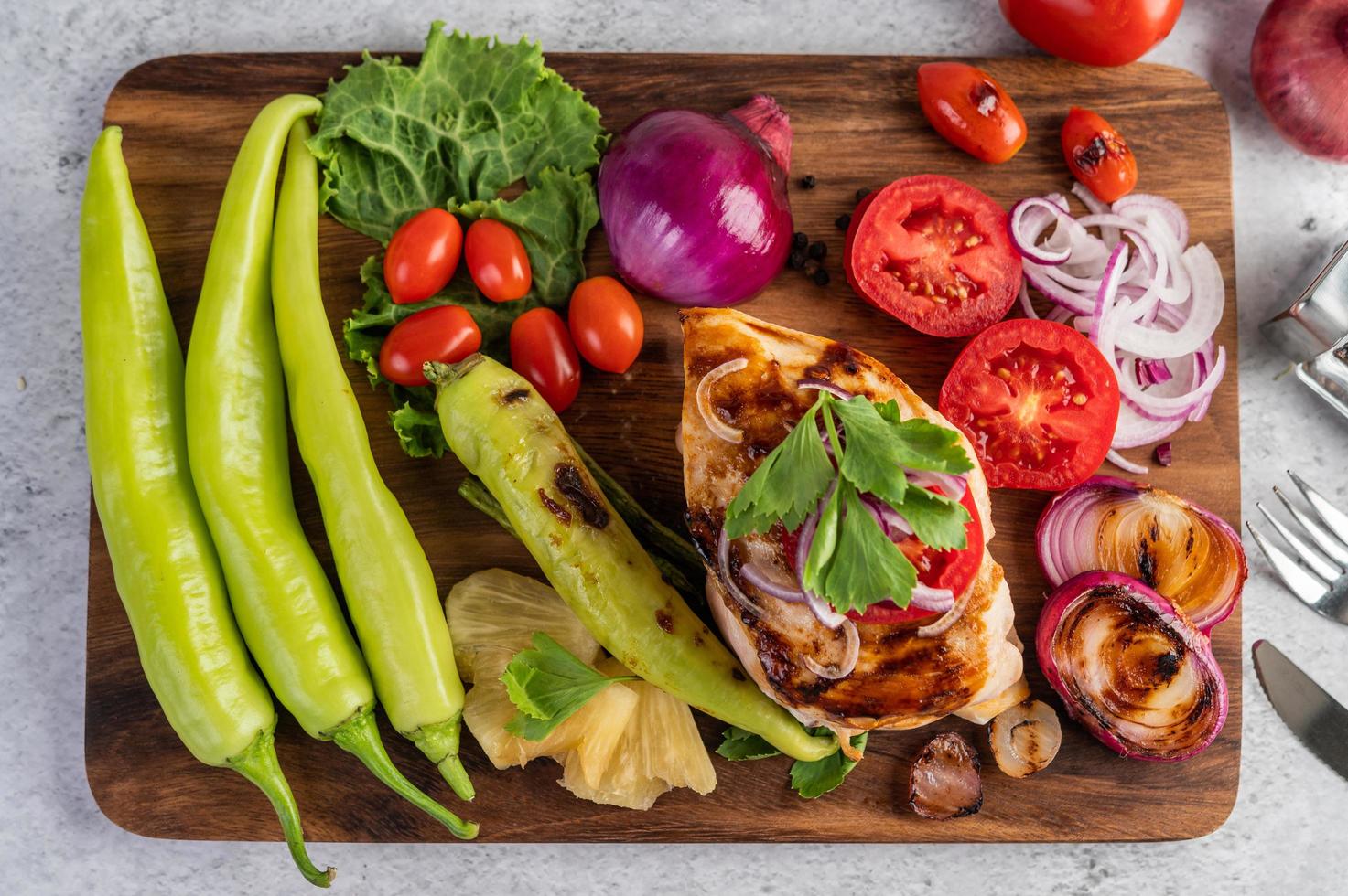 gegrilltes Hähnchen und Gemüse foto