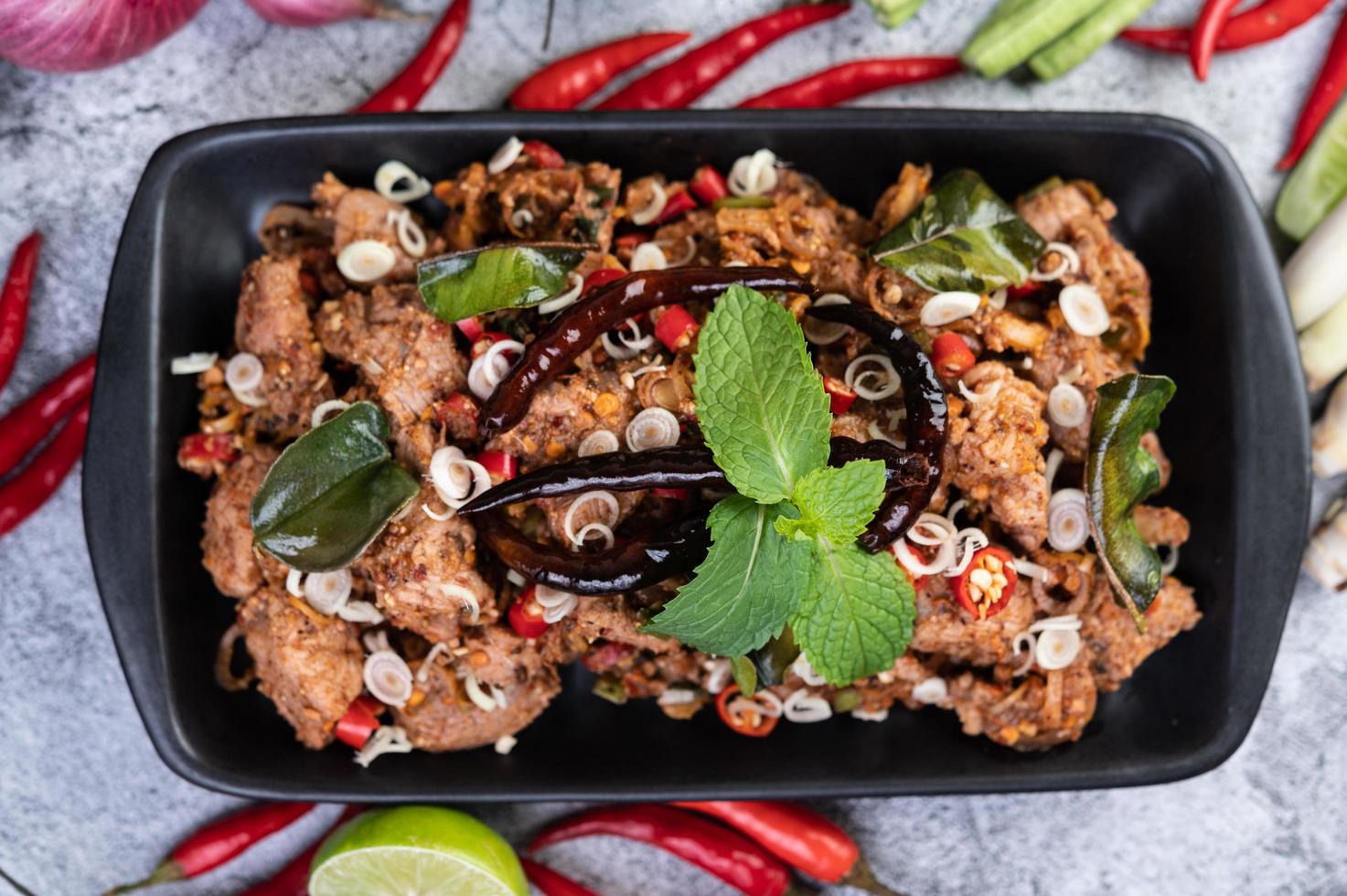 würzige Schweinekoteletts foto