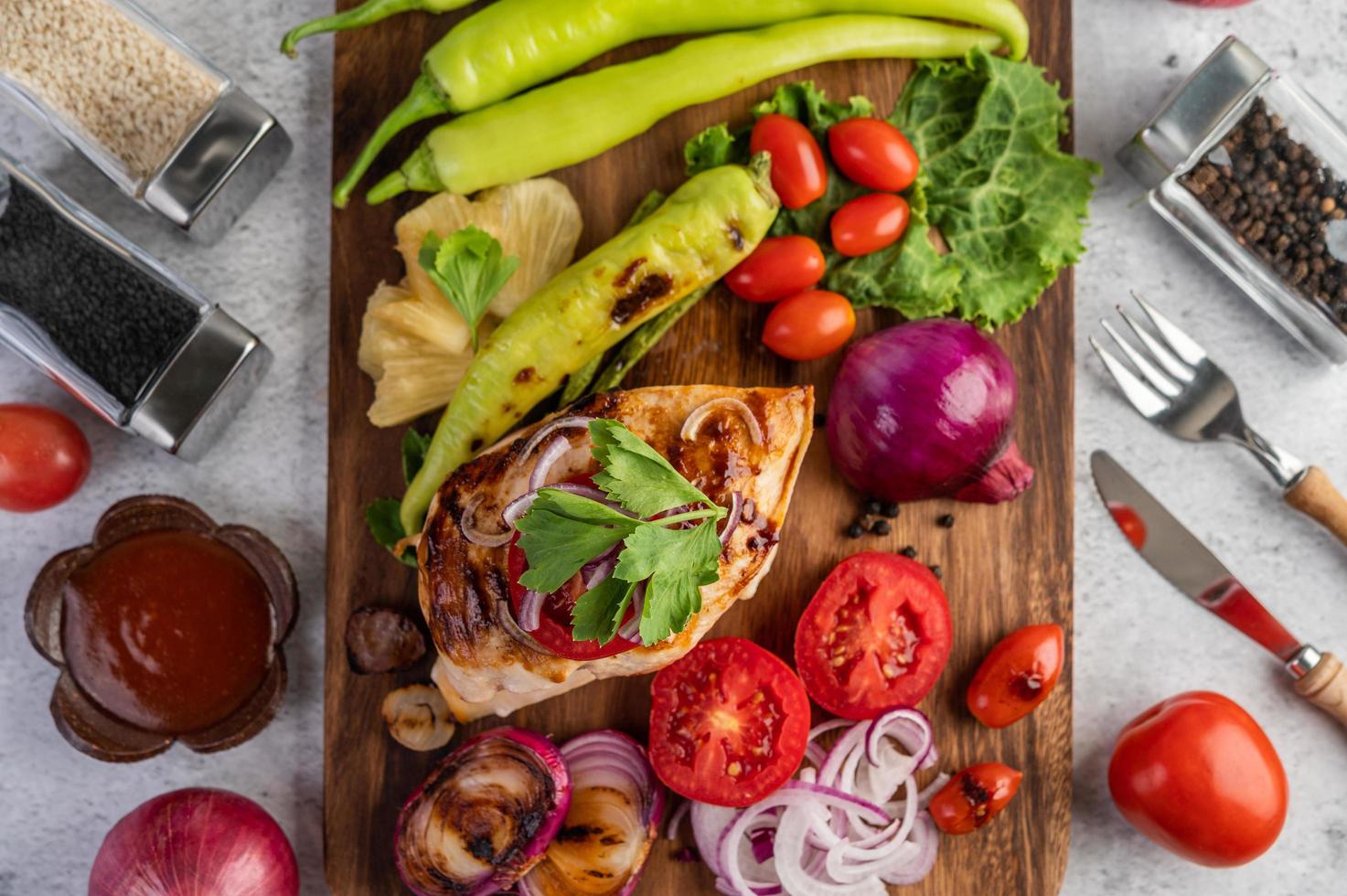 gegrilltes Hähnchen und Gemüse foto