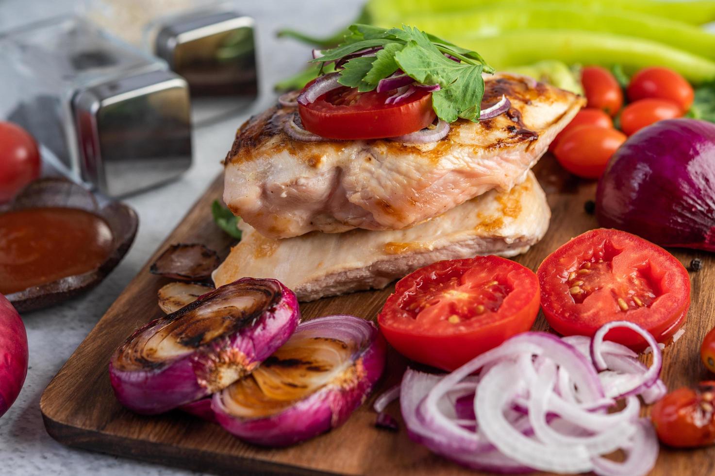 gegrilltes Hähnchen und Gemüse foto