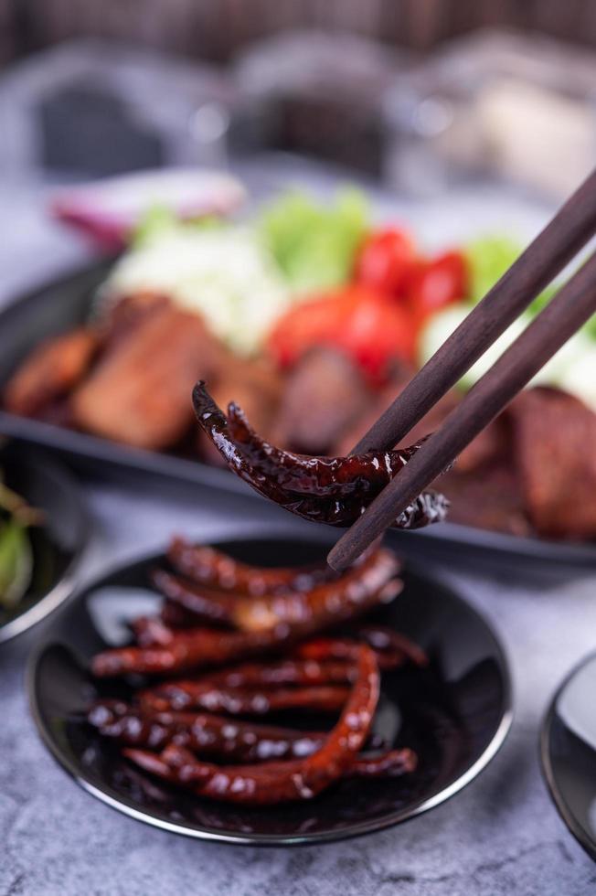 Gebratenes Schweinefleisch mit Chilis und Gemüse foto