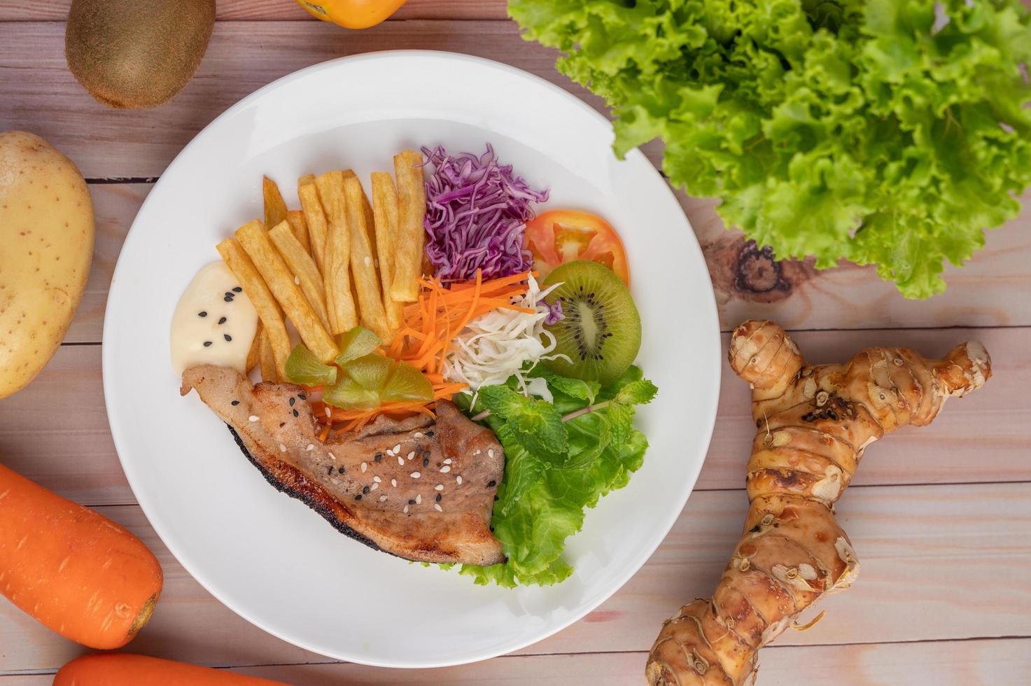 Fisch mit Pommes und Salat foto