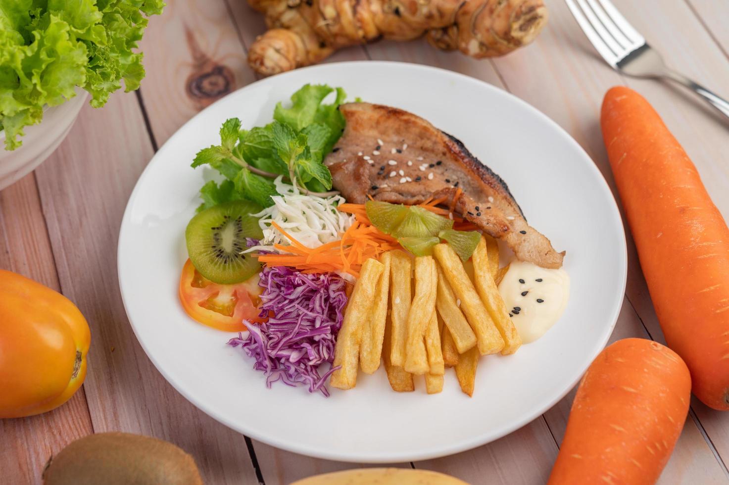 Fisch mit Pommes und Salat foto