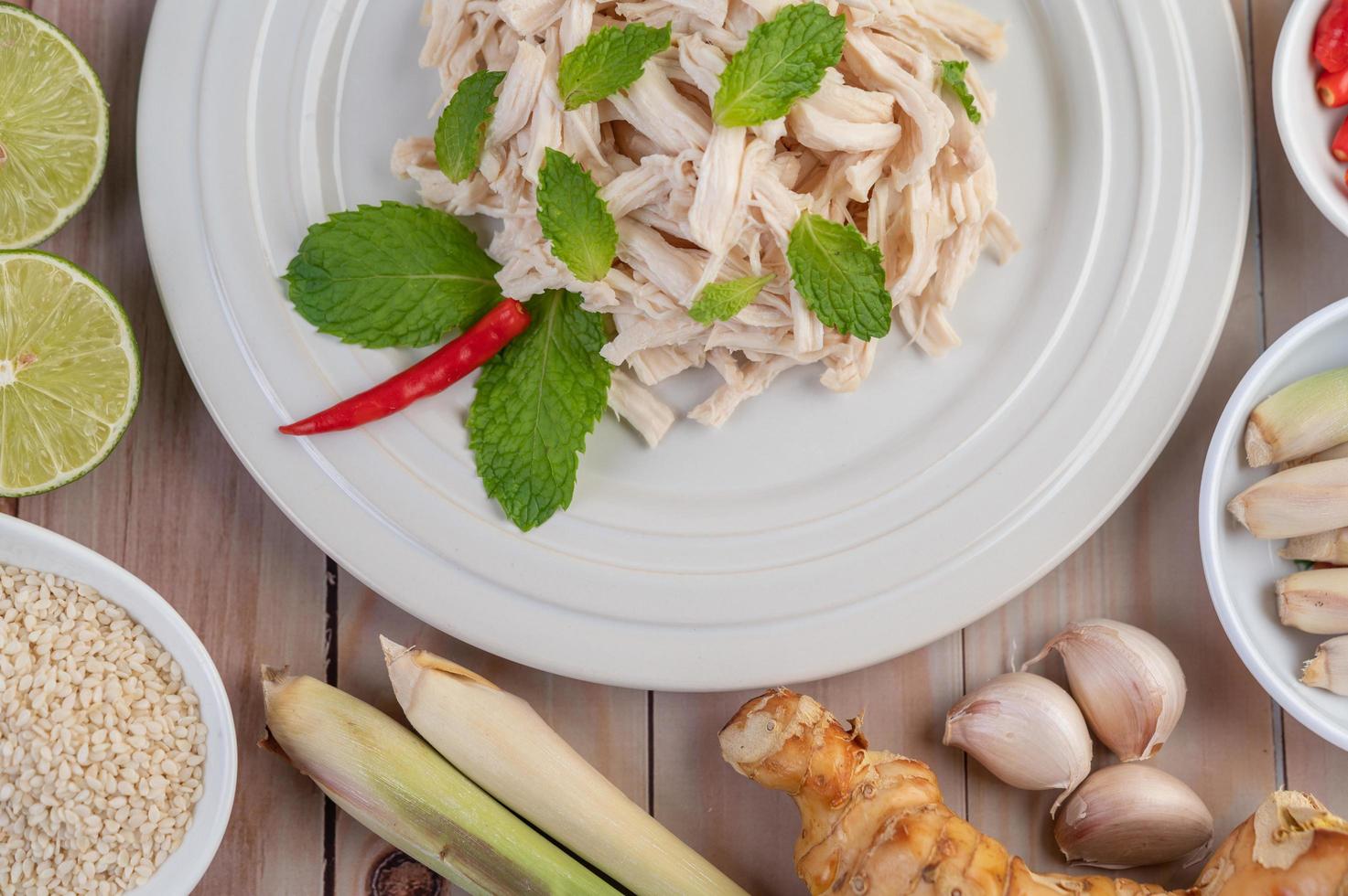 Hühnersalat auf einem weißen Teller mit Minzblättern foto