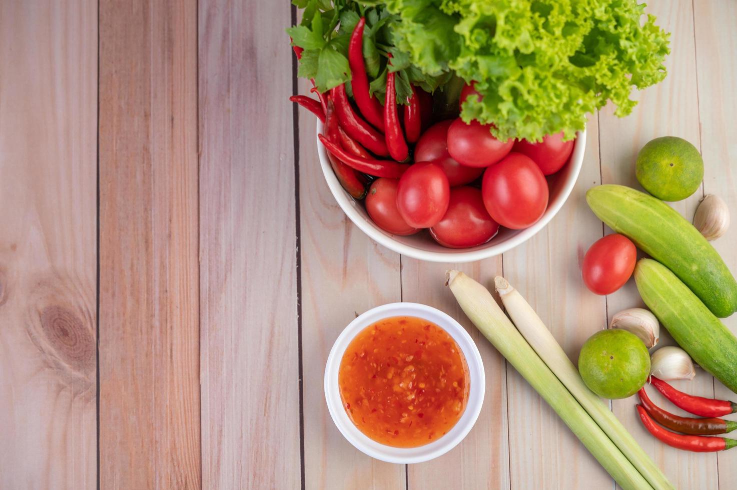 Gurke, Zitrone, Tomate, Knoblauch und Chili mit Sauce foto