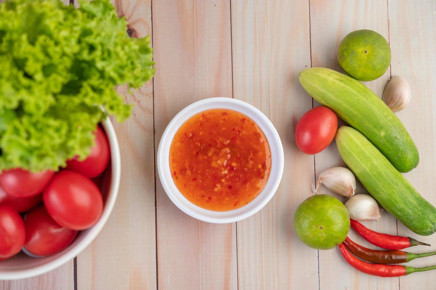 Gurke, Zitrone, Tomate, Knoblauch und Chili mit Sauce foto