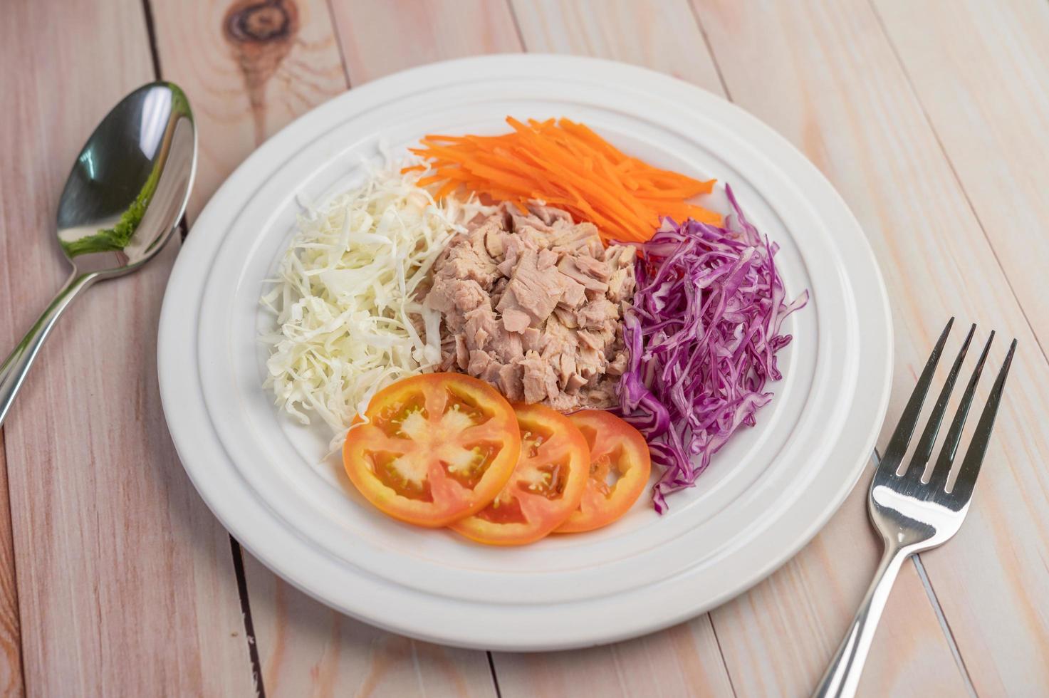 Thunfischsalat mit Karotten, Tomaten und Kohl foto