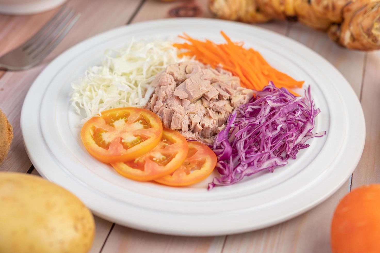 Thunfischsalat mit Karotten, Tomaten und Kohl foto