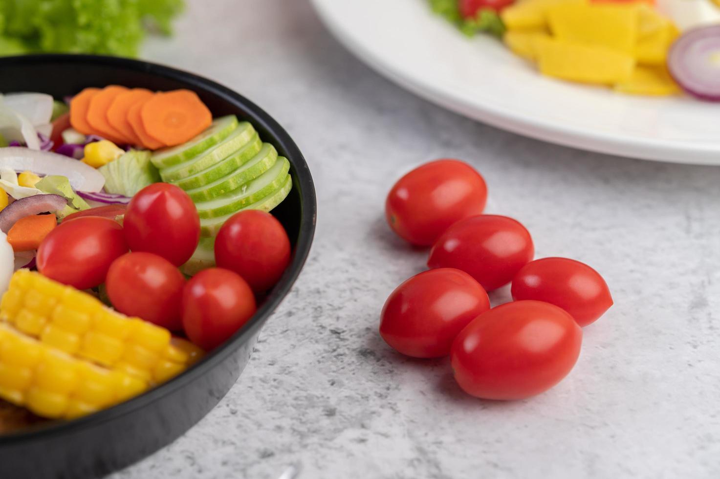 Gemüsesalat mit Brot und gekochten Eiern foto