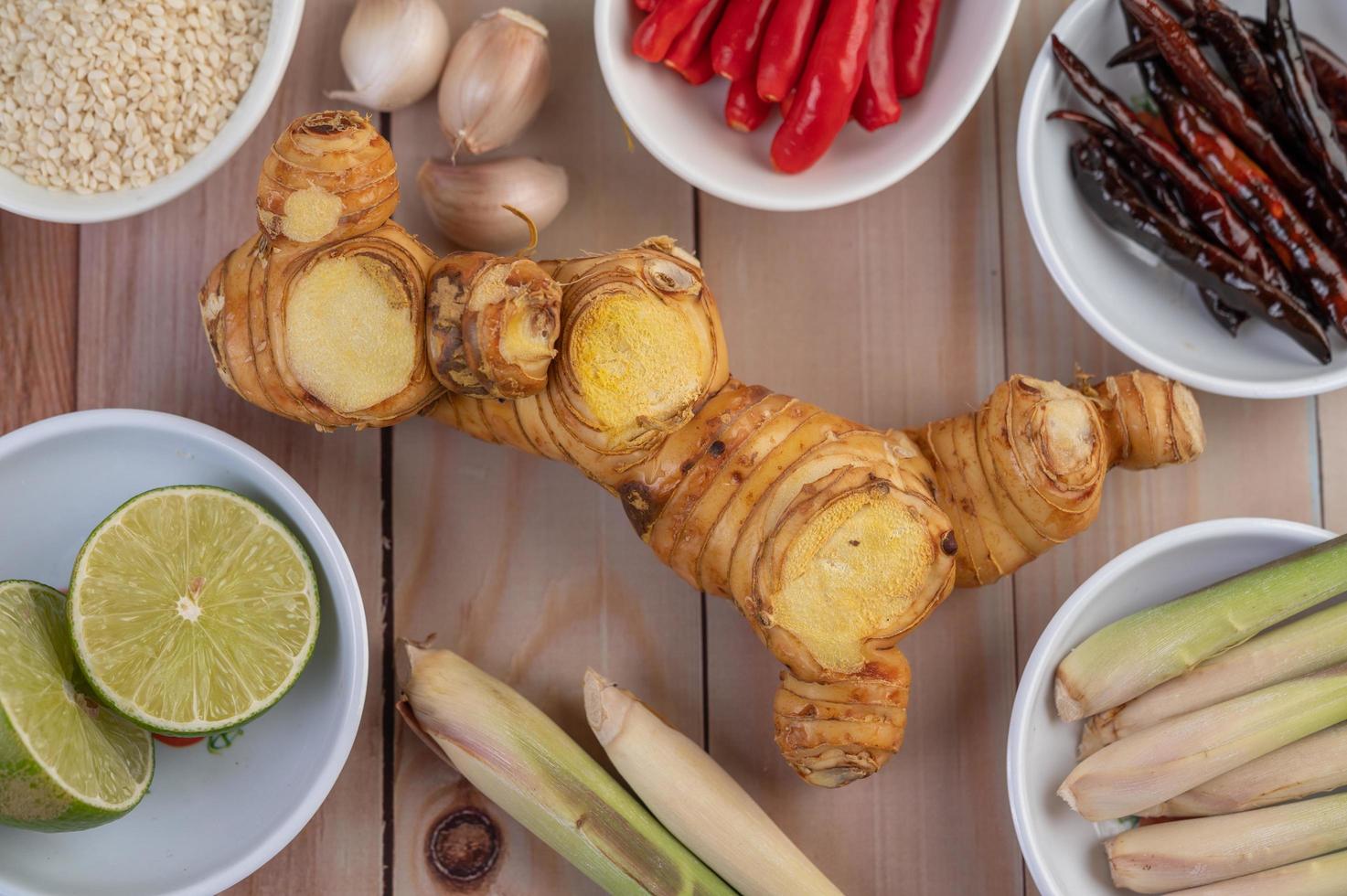 rote Zwiebeln, Zitrone, Zitronengras, Chilis, Knoblauch, Galangal und Salat foto