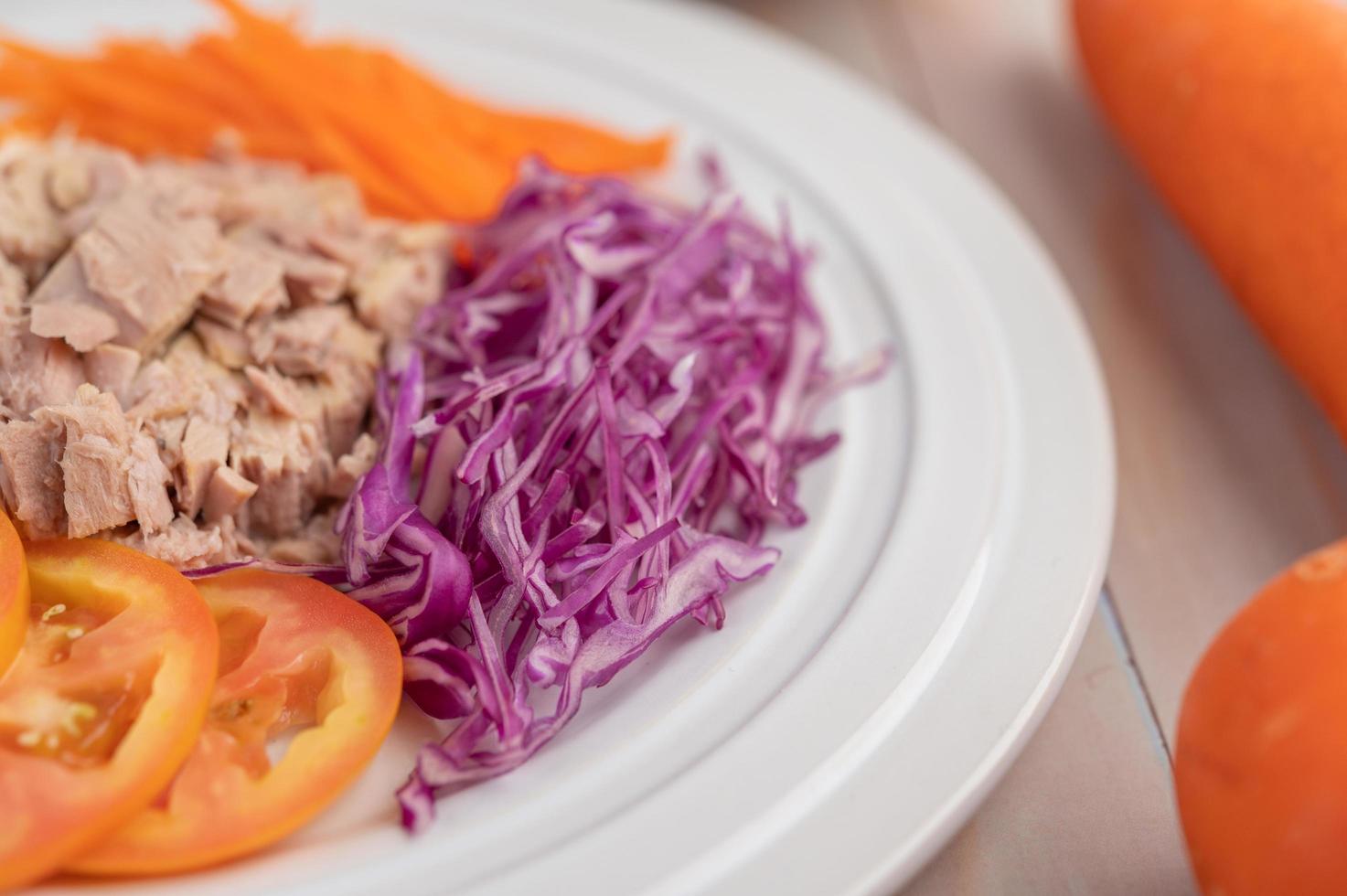 Thunfischsalat mit Karotten, Tomaten und Kohl foto