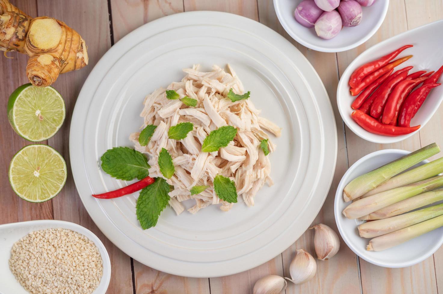 Hühnersalat auf einem weißen Teller mit Minzblättern foto