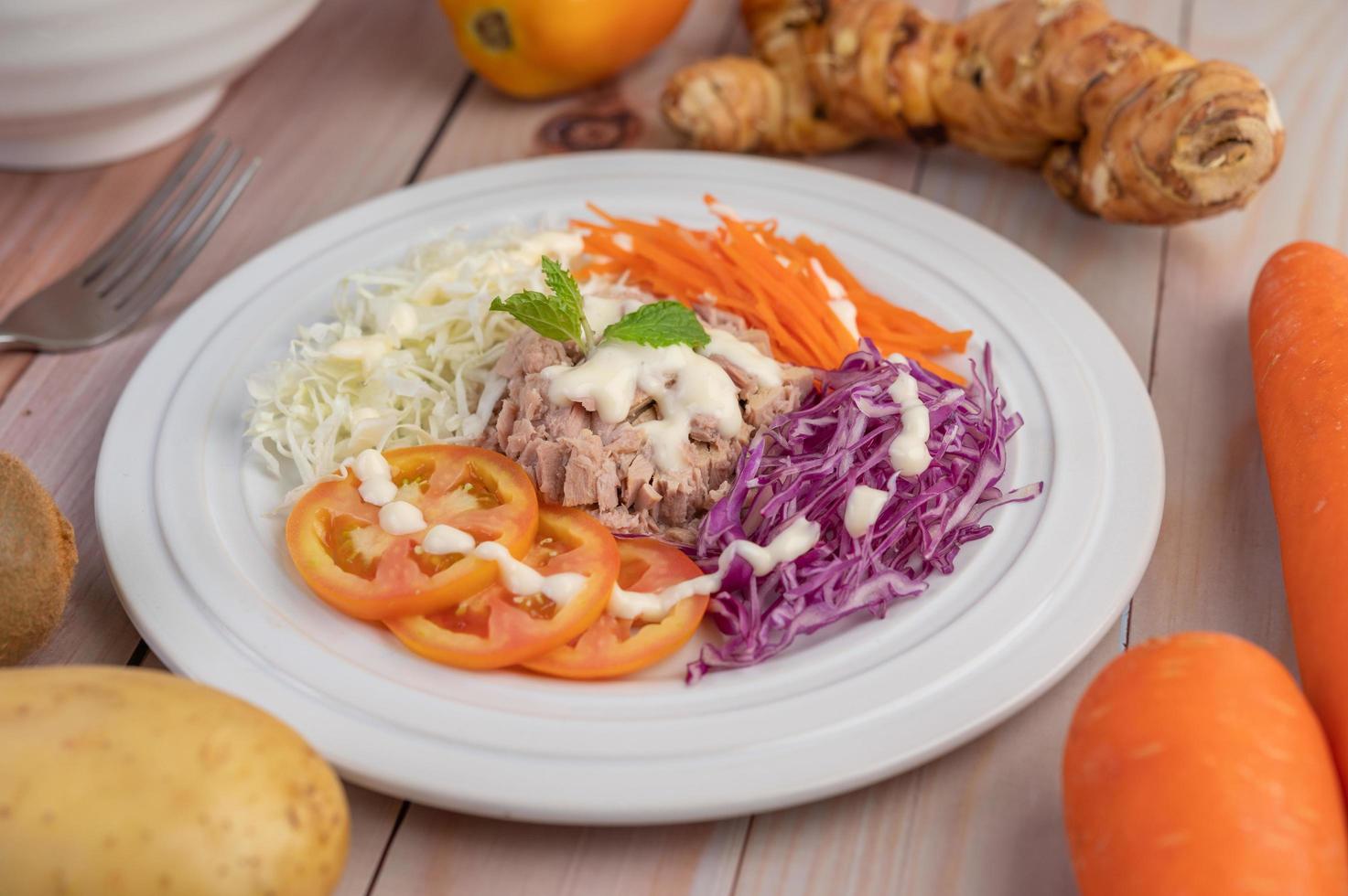 Thunfischsalat mit Karotten, Tomaten und Kohl foto