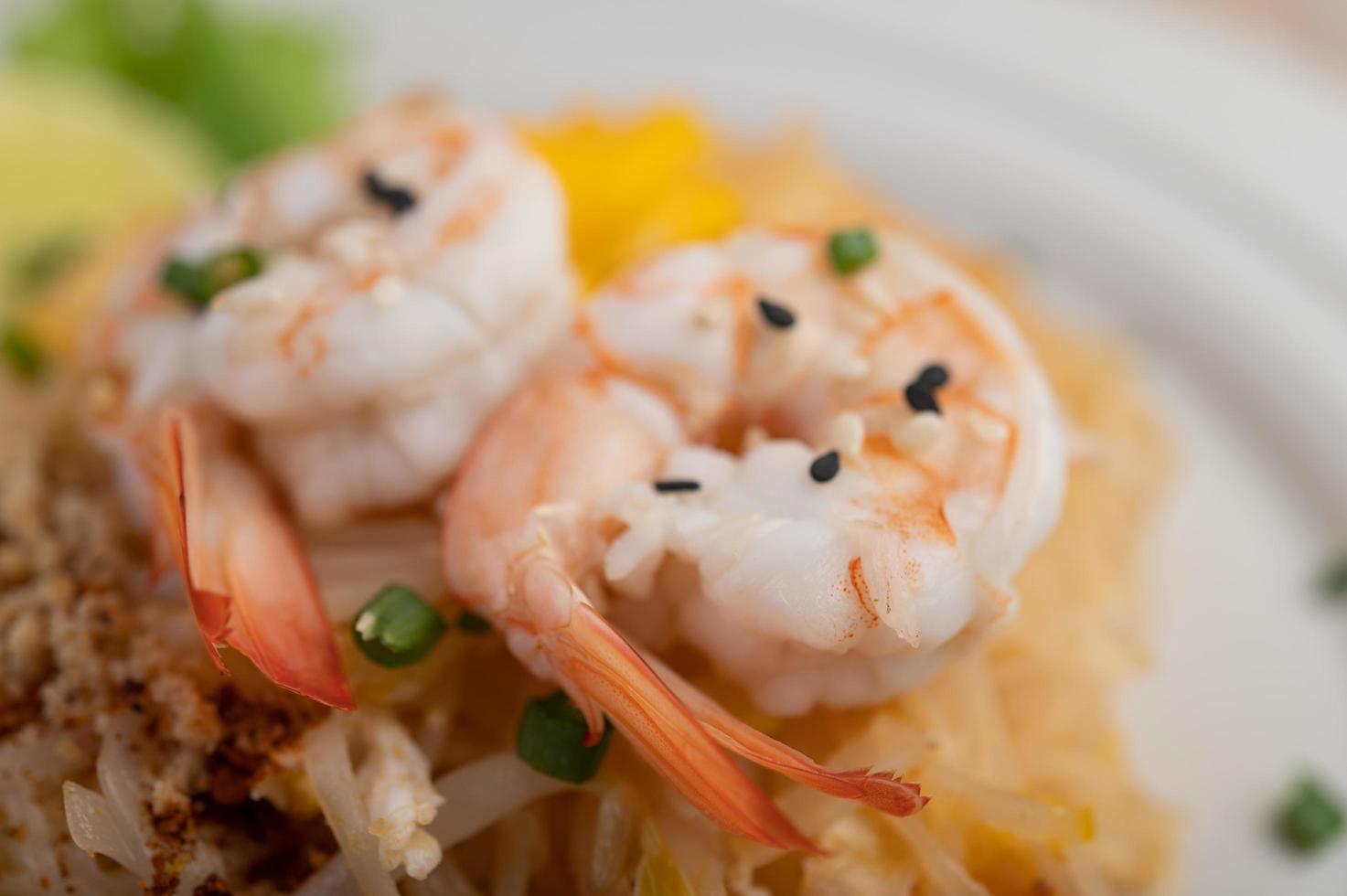 Teller mit Pad Thai Shrimps foto