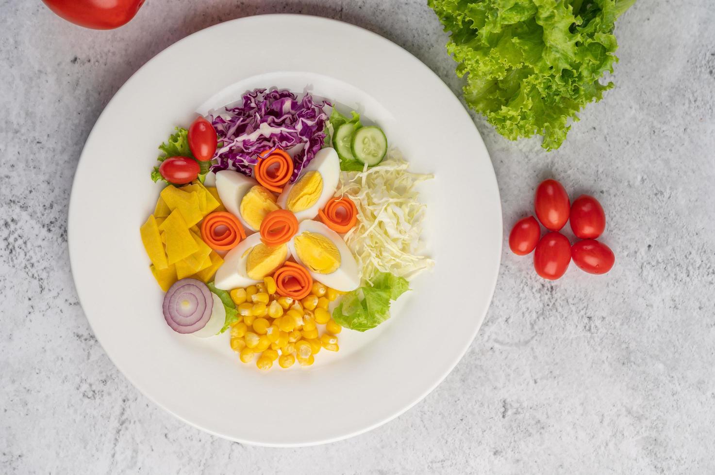 Gemüsesalat mit gekochten Eiern foto