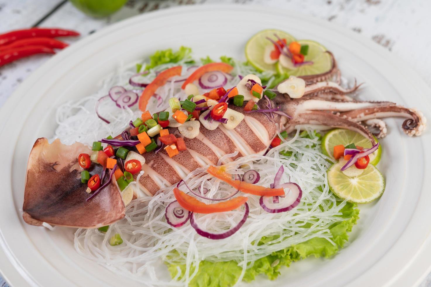 würziges Zitronen-Tintenfisch-Gericht foto