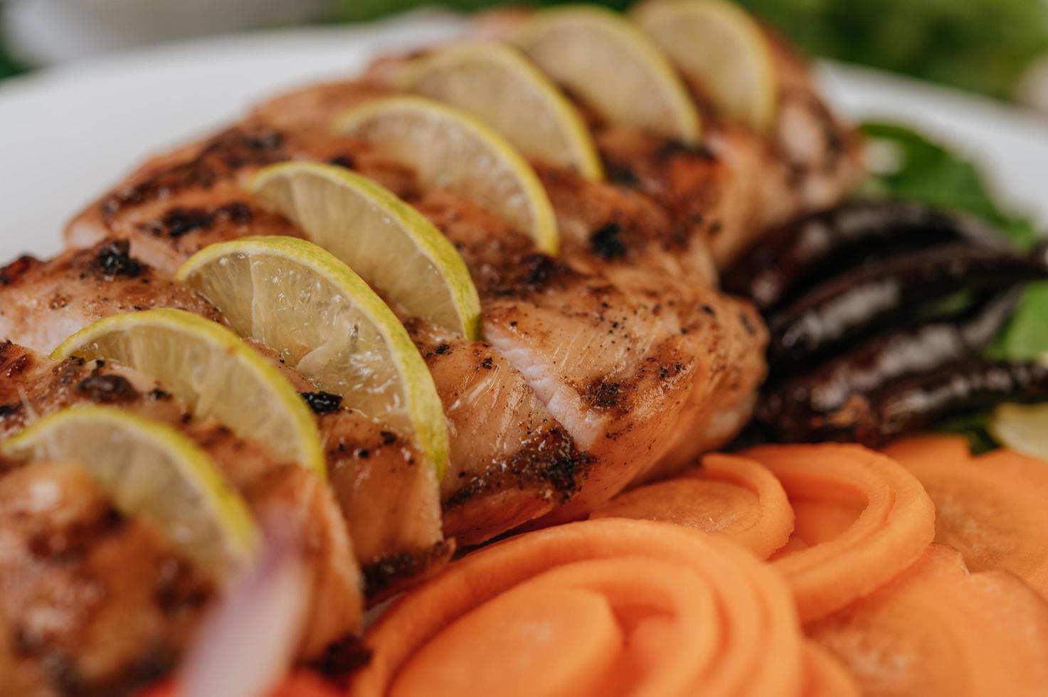 In Scheiben geschnittenes gegrilltes Gourmet-Huhn foto