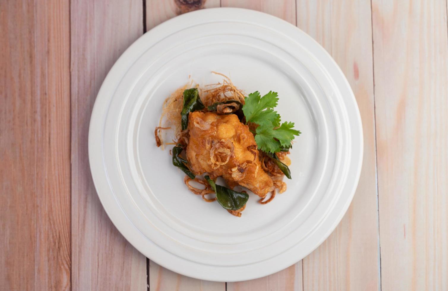 Teller mit gebratenem Hühnchen foto