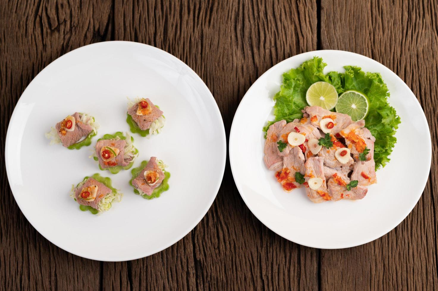 würziger zarter Limettenschweinefleischsalat foto